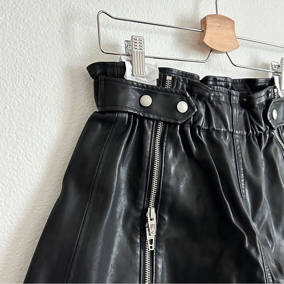 Blank NYC Black Vegan Faux Leather Paperbag Zipper Accent Shorts Size 29 - Picture 5 of 8